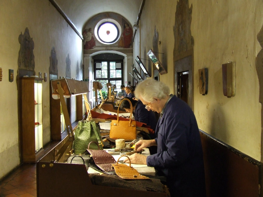 Scuola di cuoio Firenze(皮革職人専門職人訓練学校）: | イタリア 観光ガイドサービス